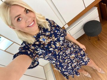 Whistles Blue/Multi Prairie Blossom Print Dress usado por Holly Willoughby en su cuenta de Instagram @hollywilloughby