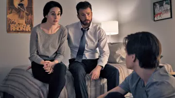 Charbon de bois cravate portée par Andy salon de coiffure (Chris Evans) dans la Défense de Jacob (Saison 1)