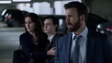 Bleu marine à rayures cravate portée par Andy salon de coiffure (Chris Evans) dans la Défense de Jacob (Saison 1)