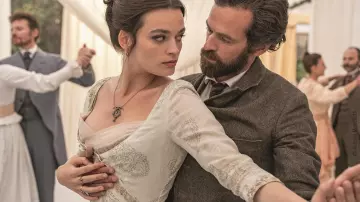 La robe blanche portée par Adrienne Bourgès (Emma Mackey) dans Eiffel