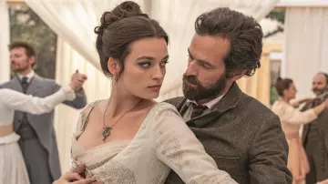 Les boucles d'oreilles portées par Adrienne Bourgès (Emma Mackey) dans Eiffel