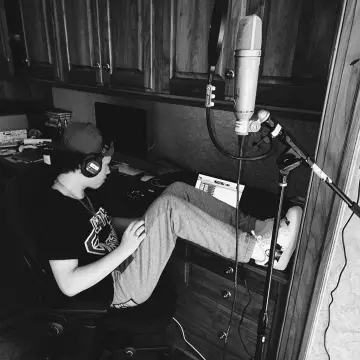 Gucci logo printed shirt worn by Jacob Sartorius on his Instagram account @jacobsartorius 