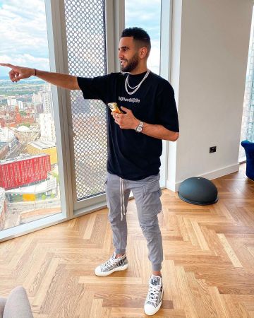 Le t-shirt Balenciaga en noir porté par Riyad Mahrez sur son compte Instagram @riyadmahrez26.7