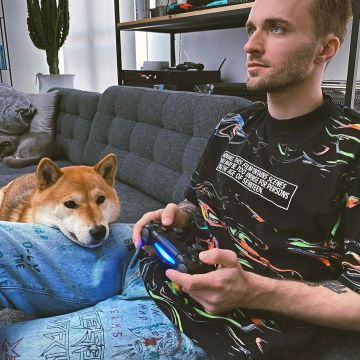 La manette PS4 utilisée par Squeezie sur le compte Instagram de @xsqueezie 