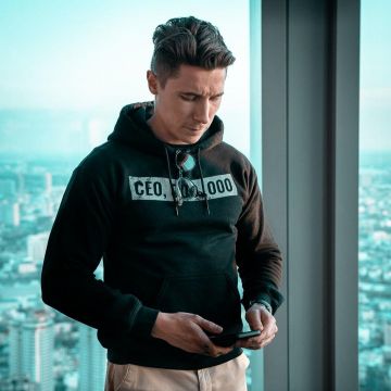Le sweatshirt CEO'OOO'OOO porté par Théophile Eliet sur son compte Instagram @theophileeliet 