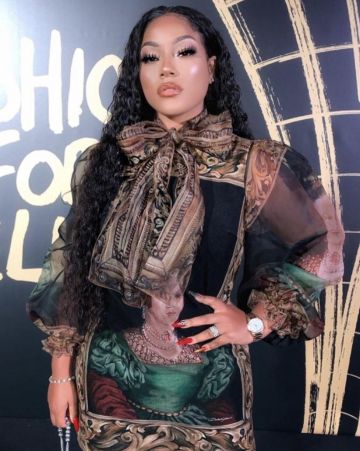 Dolce & Gabbana vestido corto estampado de reina usado por Stefflon Don en su cuenta de Instagram @stefflondon