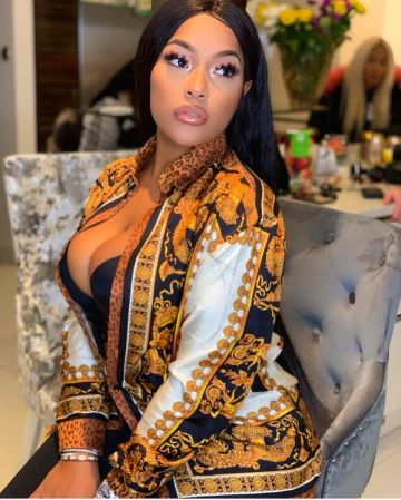 Versace Golden Hibiscus Print Shirt usado por Stefflon Don en la cuenta de Instagram de @stefflondon_fanpage