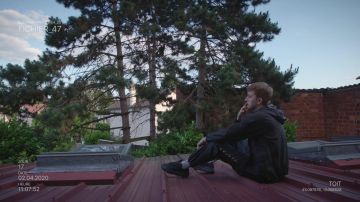 Les baskets Yeezy noires de Vald dans son clip Rappel