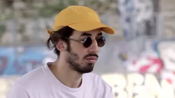 La casquette jaune Dime portée par Lomepal dans la vidéo LES 29 JEUX VIDEOS DU RAP (Freeze Corleone, Lomepal, Hamza)
