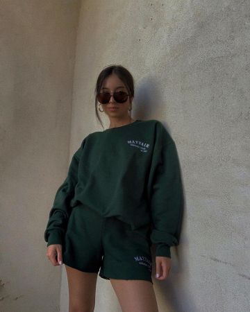 Le pull vert foncé Mayfair porté par Brooke Justine sur son compte Instagram @bblyn