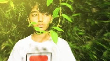 Le t-shirt Fila porté par Pifoto dans son clip Jamais