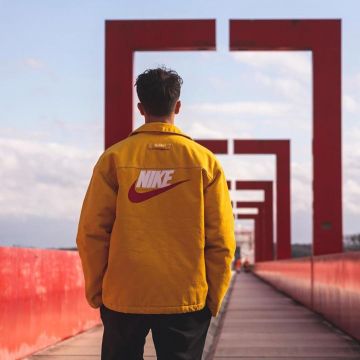 La veste jaune Nike x Supreme portée par Inoxtagytb sur son compte Instagram @inoxtagytb