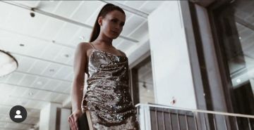 The short dress with sequins, silver with cowl neck worn by Laura Biel (Anna-Maria Sieklucka) in the film 365 days 