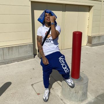 The jogging bottoms Versace blue worn by Zola on his account Instagram @binkszola 