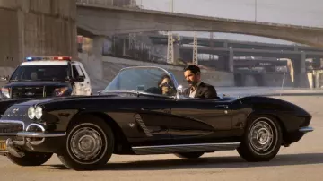 La Chevrolet Corvette décapotable de Lu­ci­fer Mor­ning­star (Tom El­lis) dans la série Lucifer