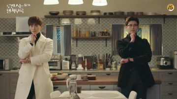 Blanc Long double boutonnage manteau avec une ceinture portée par Cha Eun-ho (Lee Jong suk) dans la Romance est un Bonus Livre (S01E07)