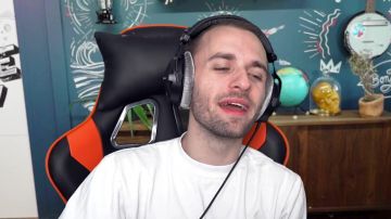 The white t-shirt Yoko worn by Squeezie in his video I am unable to do that 