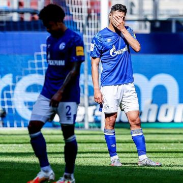 Umbro bleu Schalke 04 Maillot Domicile porté par Weston McKennie sur l'Instagram compte de @s04