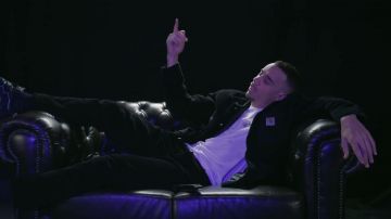 La veste Carhartt noire portée par Mister V dans son clip TUDO BEM 