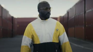 La chaqueta con cremallera que usa Sams en el clip Mamá duerme de S.Pri Noir feat. Alonzo