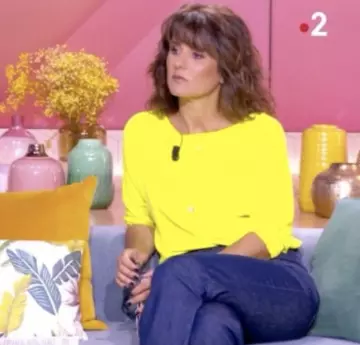 The sweater round neck short yellow of Faustine Bollaert on the account Instagram of @faustinebollaert