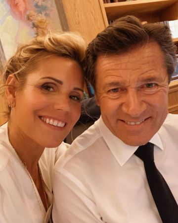 The dress midi V-neck belted beige of Laura Tenoudji on his account Instagram @lauratenoudji