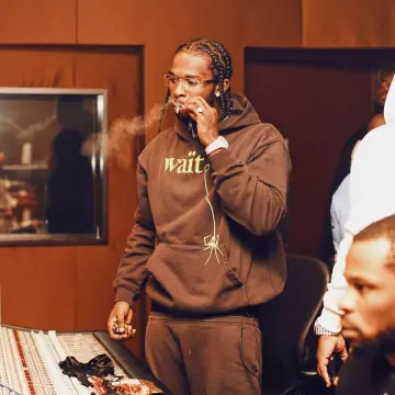 The sweatshirt hoody brown King Spider “Waït” worn by Pop Smoke on the account Instagram @thuggerthugger1