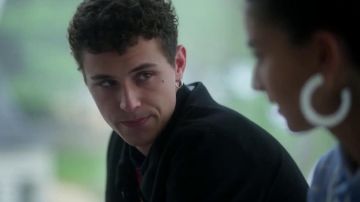 La créole argentée portée par Ander Munoz (Arón Piper) dans la série Élite 