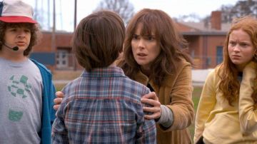 La casquette blanc rouge et bleu portée par Dustin Henderson (Ga­ten Ma­ta­razzo) dans la série Stranger Things (Saison 2 Épisode 4)