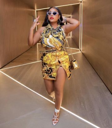Minifalda acolchada con estampado barroco versace usada por Stefflon Don en su cuenta de Instagram @stefflondon