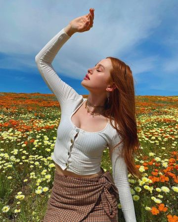 La falda a cuadros de Wilfred usada por Madelaine Petsch en su cuenta de Instagram @madelame