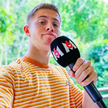 The Nike t-shirt with orange stripes worn by Michou on his account Instagram @michou_yt