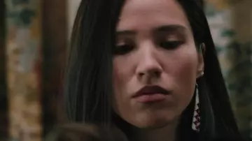 Les boucles d'oreilles portées par Monica Dutton (Kelsey Chow) dans la série Yellowstone