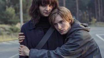 El abrigo gris usado por Jonas Kahnwald (Louis Hofmann) en la serie Dark (Temporada 3 Episodio 3)