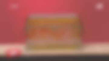 La caja dorada caja de cristal amarillo de Bohemia con los lados cortados decorados con una escena de caza con ciervos, pájaros y un galgo en la naturaleza grabado en el espectáculo Affaire Conclue