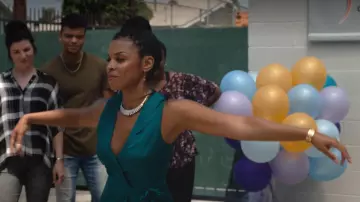 La robe bleu canard de Beth Pearson (Susan Kelechi Watson) dans This Is Us (S04E04)