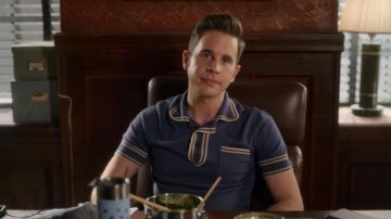 Bleu polo shirt porté par Payton Hobart (Ben Platt) dans Le politique (Saison 2, Épisode 3)