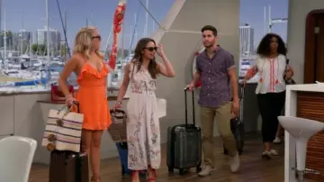 La robe orange portée par Gabi Diamond (Emily Osment) dans Young & Hungry (S05E20)