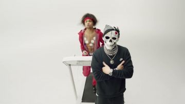 Le sweatshirt Nike dans le clip MACINTOSH de Gambi