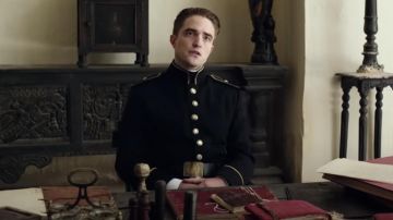Uniforme militar usado por el oficial Mandel (Robert Pattinson) como se ve en Esperando a los bárbaros