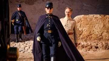 Capa usada por el coronel Joll (Johnny Depp) en Esperando a los bárbaros