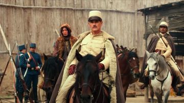 Sombrero kepi militar beige usado por El Magistrado (Mark Rylance) en Esperando a los Bárbaros