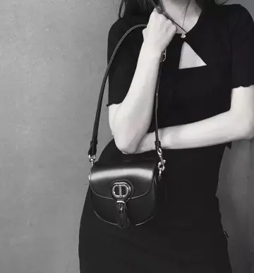 La robe noire cardigan portée par Jisoo sur son compte Instagram @sooyaaa__