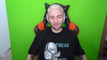 The t-shirt Freak worn by Squeezie in his video give me with it it is mooort !!