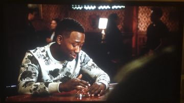 Sweatshirt grey floral print H&M worn by Winston Bishop (Lamorne Morris) dans New Girl (Season 5 Episode 6)