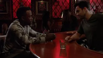 Le sweatshirt gris imprimé floral H&M porté par Winston Bishop (La­morne Mor­ris) dans New Girl (Saison 5 Épisode 6)