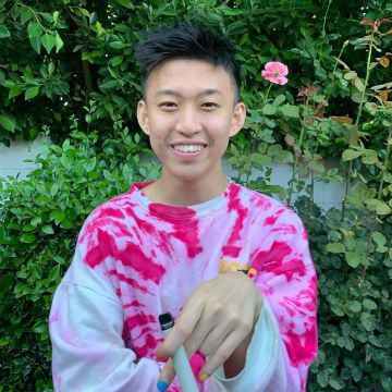 Suéter de corbata y tinte usado por Rich Brian en su cuenta de Instagram @brianimanuel