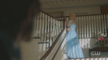 La lumière Bleu Robe de Bal robe portée par Lizzie Saltzman (Jenny Boyd) dans les Legs (Saison 2, Épisode 12)