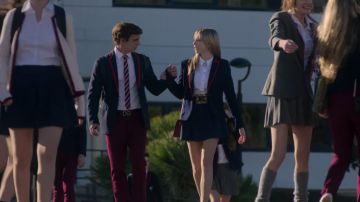 Green leather belt with gold square buckle of Carla (Ester Expósito) in Elite (Season 2 Episode 1)