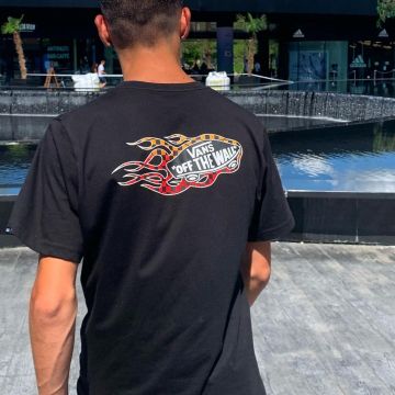 The t-shirt Vans worn by Julien in his account Instagram @julienchvrl 